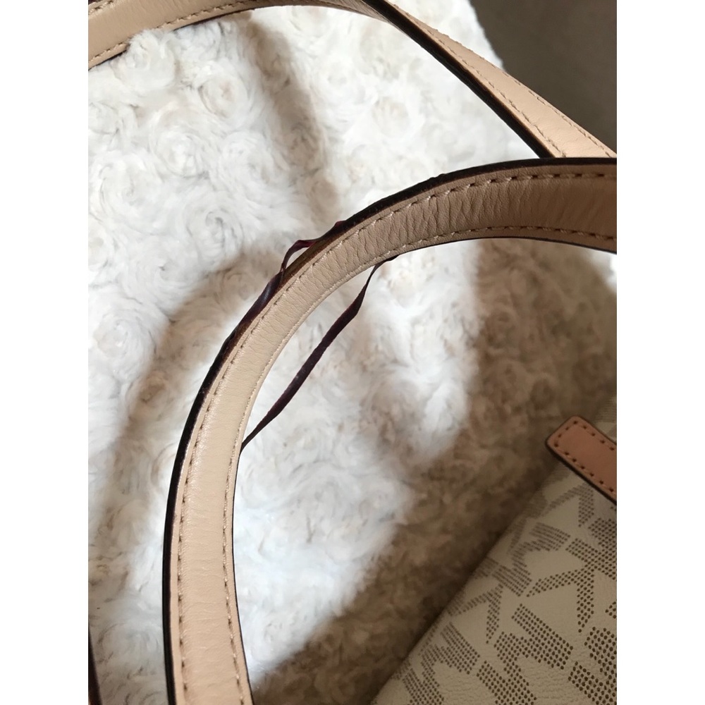 Michael Kors Jet Set Vanilla Multifunction Tote - Picture 7 of 7